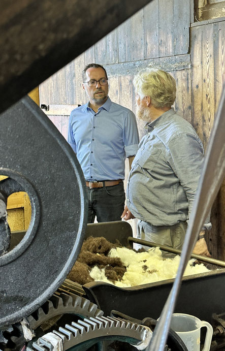 Friedrich-Georg Blunk erklärt Bengt Bergt die Funktion des Wolfs
