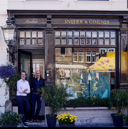 Behangkunstenaars Marcelo Gimenes en Jaap Snijder voor hun atelier en woonhuis aan het Havenplein in het historische stadje Zierikzee waar zijn ambachtlijk behang schilderen