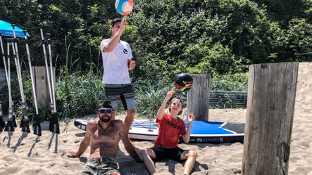 Chillen und Volleyball spielen in der Surfschule Kühlungsborn