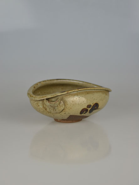 Karatsu Tea Bowl with Spout, 18./19. Century