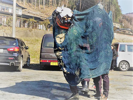地元集落の獅子舞に加わった筆者(センター長小野寺)