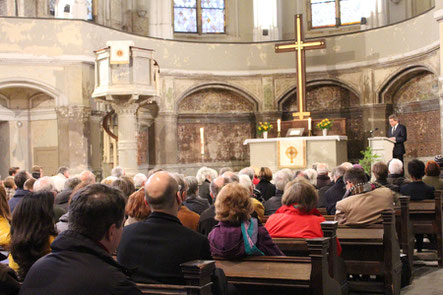 Foto: In der Ev. ZION-Kirche hält am 9.4.2015 Prof. Dr. Wolfgang Huber, früher ev. Bischof, einen Vortrag über Dietrich Bonhoeffer. In der Zionskirche war Bonhoeffer Pfarrer. Wolfgang Huber nennt die Ermordung Bonhoeffers in klarer Sprache Justizmord.