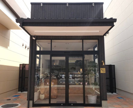 友部市にある鳥専亭友部スクエア店の店舗ドアからの様子。基本的に年中無休で営業しています。