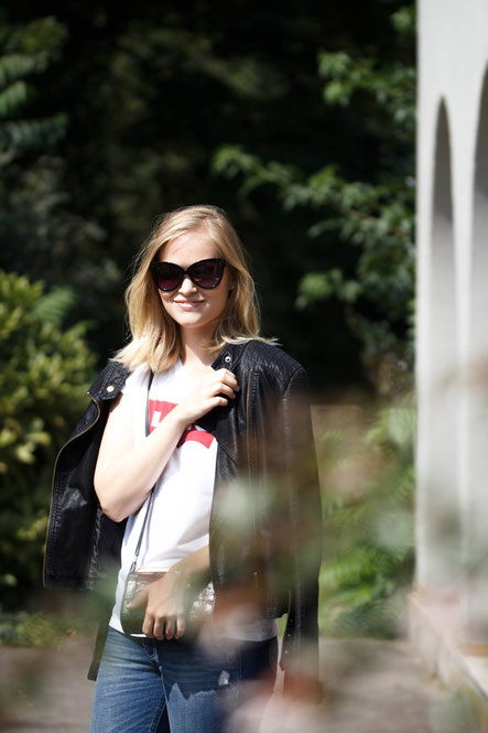 Ein tolles Streetstyle Outfit mit einem Levi's Shirt. Diese Logoshirts sind der Trend des Jahres.
