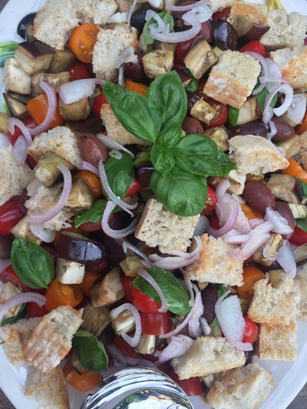 Ein lecker, leichter Brotsalat für heiße Sommertage. Ganz einfach zu zubereiten.