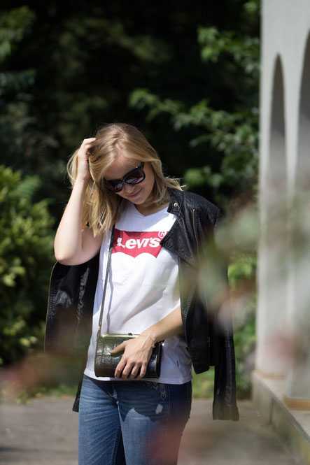Ein tolles Streetstyle Outfit mit einem Levi's Shirt. Diese Logoshirts sind der Trend des Jahres.