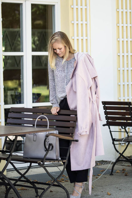 Erste herbstliche Kleidungsstücke ziehen bei mir ein, wie ein rosa Trenchcoat, schwarz-weiße Teile und graue Details.