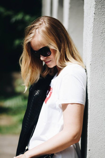 Ein tolles Streetstyle Outfit mit einem Levi's Shirt. Diese Logoshirts sind der Trend des Jahres.