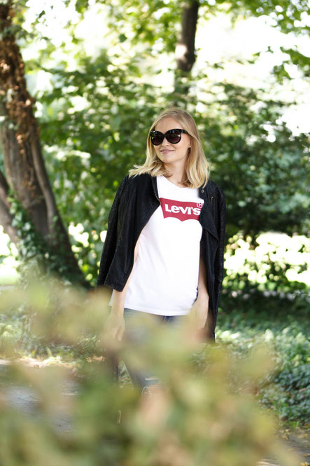 Ein tolles Streetstyle Outfit mit einem Levi's Shirt. Diese Logoshirts sind der Trend des Jahres.