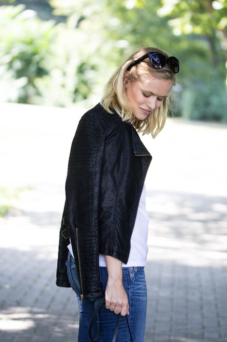 Ein tolles Streetstyle Outfit mit einem Levi's Shirt. Diese Logoshirts sind der Trend des Jahres.