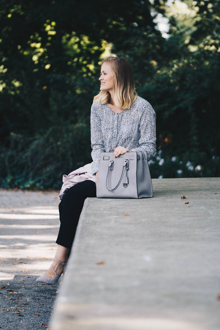 Erste herbstliche Kleidungsstücke ziehen bei mir ein, wie ein rosa Trenchcoat, schwarz-weiße Teile und graue Details.