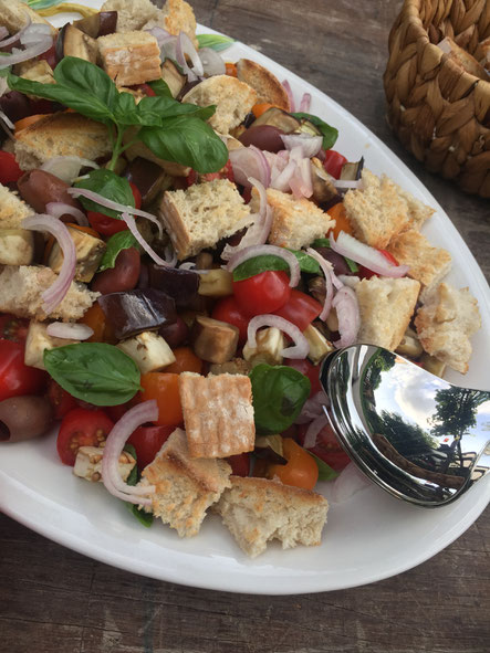 Ein lecker, leichter Brotsalat für heiße Sommertage. Ganz einfach zu zubereiten.