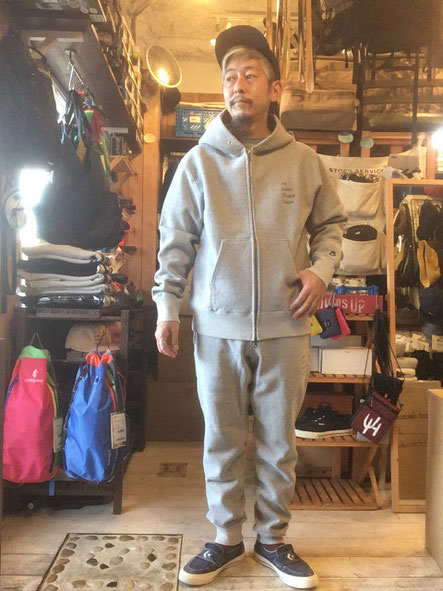 ※172㎝65㎏体型でサイズ「L」着用。ボトムは「L」着用（HEATHER GRAY）