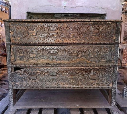 Commode de sacristie avant restauration