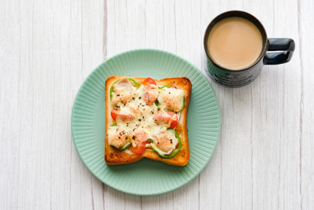 ピザトーストのお皿とカフェオレのマグカップ。
