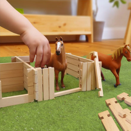 Schleich Stall selber bauen mit Steckbrettchen