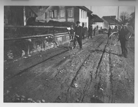 Zu Beginn des 20. Jahrhunderts war der miserable Zustand der Hauptstrasse ein allgemeines Ärgernis. Die schweren Gipsfuhrwerke von Kienberg nach Frick waren daran schuld. (Foto von ca. 1910)