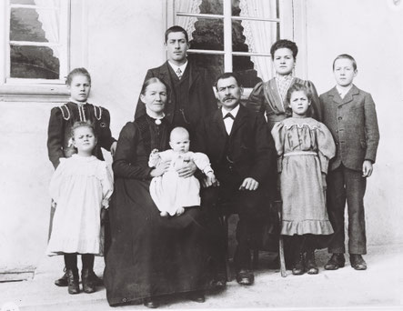 Familie Karl Husner-Hochreuter ("Röselis") vor ihrem Haus im Chilbach. ( um 1910)