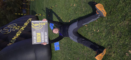 Am Ziel des Mammutmarsch Stuttgart 2025 – erschöpft, aber stolz mit 60-km-Schild