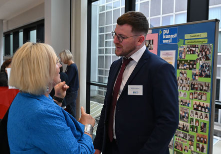 Frau im Gespräch mit Geschäftsführer Reinhard Bodner
