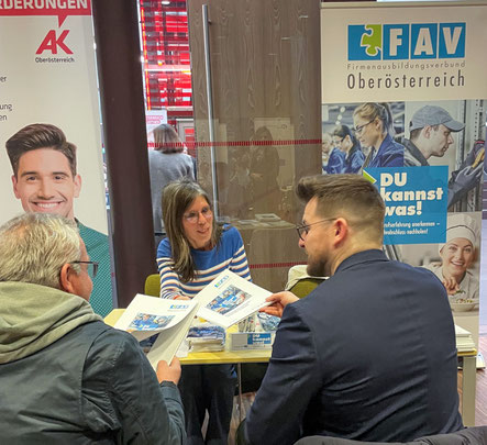 Infoaustausch am FAV OÖ-Tisch mit mehreren Interessierten