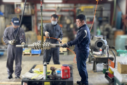 部品をつりあげて運ぶ様子(組み立て作業)