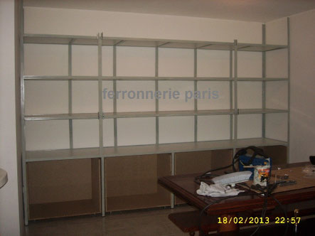 Ossature de placard en fer et bac de rangement en bois