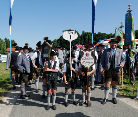 Frauen in Tracht auf Straße