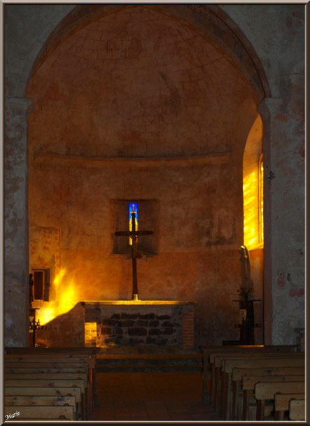 Eglise St Michel du Vieux Lugo à Lugos (Gironde) : l'autel et sa lumière divine