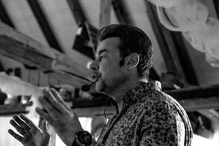 Tischzauberei begeistert durch Nähe. Während des abendessen interagiere ich mit menschen, sodass jeder Teil des Erlebnisses wird. Eine hochzeit in pohlheim profitiert besonders von solchen Begegnungen.