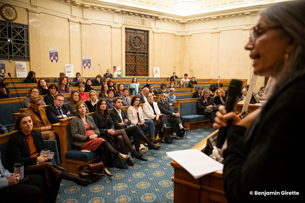Pascale Poncelet notre formatrice qui parle devant les députés.