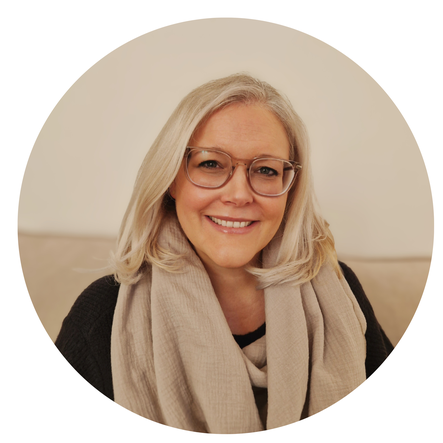 Einladendes Profilbild von Sarah-Christin Obergruber, Psychotherapeutin in Ausbildung unter Supervision, in ihrer Praxis für Psychotherapie in Bruck an der Mur – einladende Atmosphäre mit persönlicher Note.