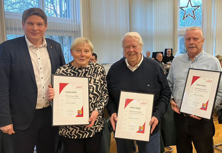 Bürgermeister Aisch zeichnet Maria Kösters und Georg Striewe aus Borgentreich sowie Otto von Detten (von links) aus Borgholz mit Ehrenamtspreisen aus.