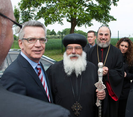 Thomas de Maizière mit Koptenbischof Anba Damian 