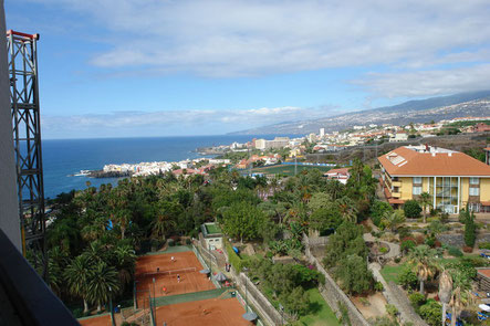 Meerblick über den Tennisplatz und Puerto de la Cruz