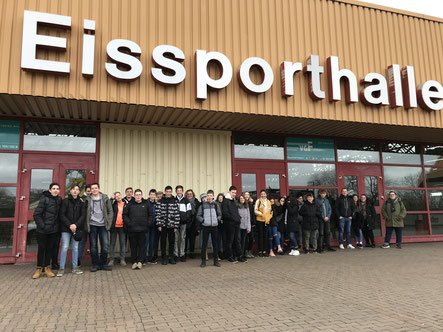 Schüler der Klassen 7H und 8RH2 verbringen einen Tag in der Eissporthalle Frankfurt am Main.