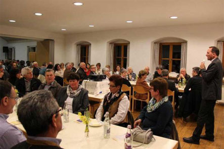 Martin Piller (re.), der Leiter des Priesterseminars St. Wolfgang in Regensburg, gestand auch offen zu, dass die Missbrauchsfälle unter Priestern ein ungutes Licht auf den Pfarrerberuf werfen.