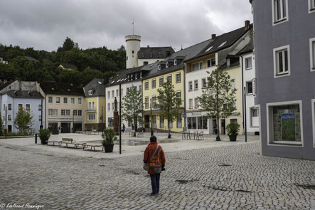 Marktplatz, im Hintergrund das Pfarrhaus mit dem Turm der ehemaligen Stadtmauer