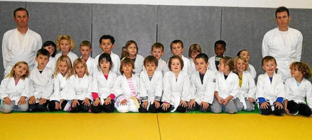 Les jeunes de l'école de sport découvrent le judo de façon ludique sur le tatami de Roz-Avel. 