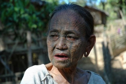 Las mujeres Chin se tatuaban el rostro como símbolo de fuerza y ​​belleza.