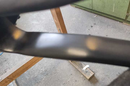 MTB Carbon Kettenstrebe nach professioneller Reparatur – Innenseite des Rahmens stabil und strukturell vollständig wiederhergestellt