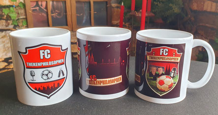 Noch habt ihr die Wahl: Links, die weiße Tasse mit dem alten Logo (Restbestände), Mitte/rechts, die neue Tasse.