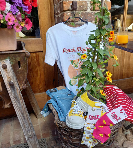 Kornelia Hölzel und Bärbel Wardin vor dem Jeans-Pub Beelitz