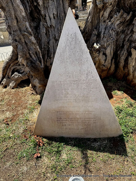 Lecce - Piazza Sant'Oronzo : Stèle à Jean-Paul II