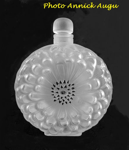 FLACON DAHLIA - CRISTAL PATINE, PETALES EN EMAIL NOIR