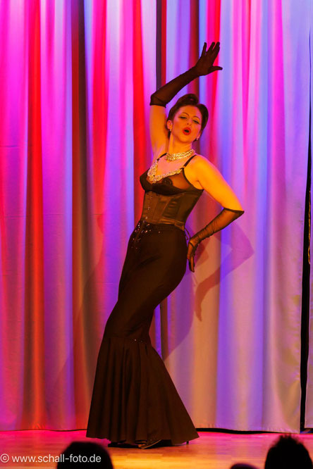 Burlesque lernen, Kurs, JGA Workshop, Unterricht im Vintage Dance Studio München
