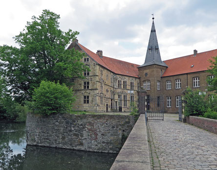 Burg Lüdinghausen, 1271 erstmalig erwähnt. Ab 1569 erneuerte Gottfried von Raesfeld, dem einige Vorfahren hörig waren.