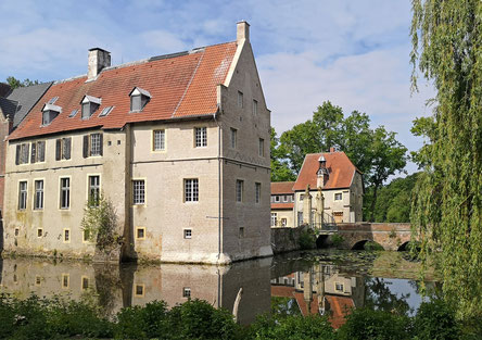 Schloss Senden, ursprünglich aus dem 12. Jahrhundert. Verwandtschaftlich verbunden mit Vischering und Kakesbeck.