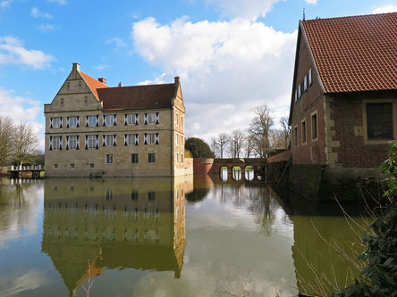 Schloss Droste-Hülshoff, von 1417 bis 2012 im Besitz derer von Droste-Hülshoff, seit 1349 als festes Haus nachgewiesen.