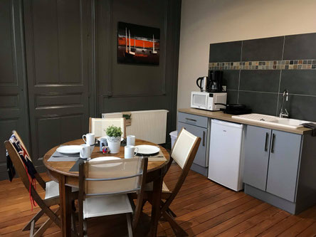 The nest - appartements meublés avec services hoteliers, vue sur le boulevard avec balcon au 1er étage, beaucoup de charme, plancher d'origine, cuisine équipée pour location à la semaine ou au mois en centre-ville d'Amiens, proche de gare, cathédrale